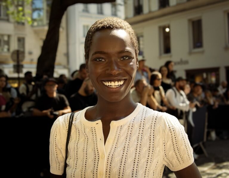 "Une femme devant une foule, consultant un marabout sérieux africain à Paris."