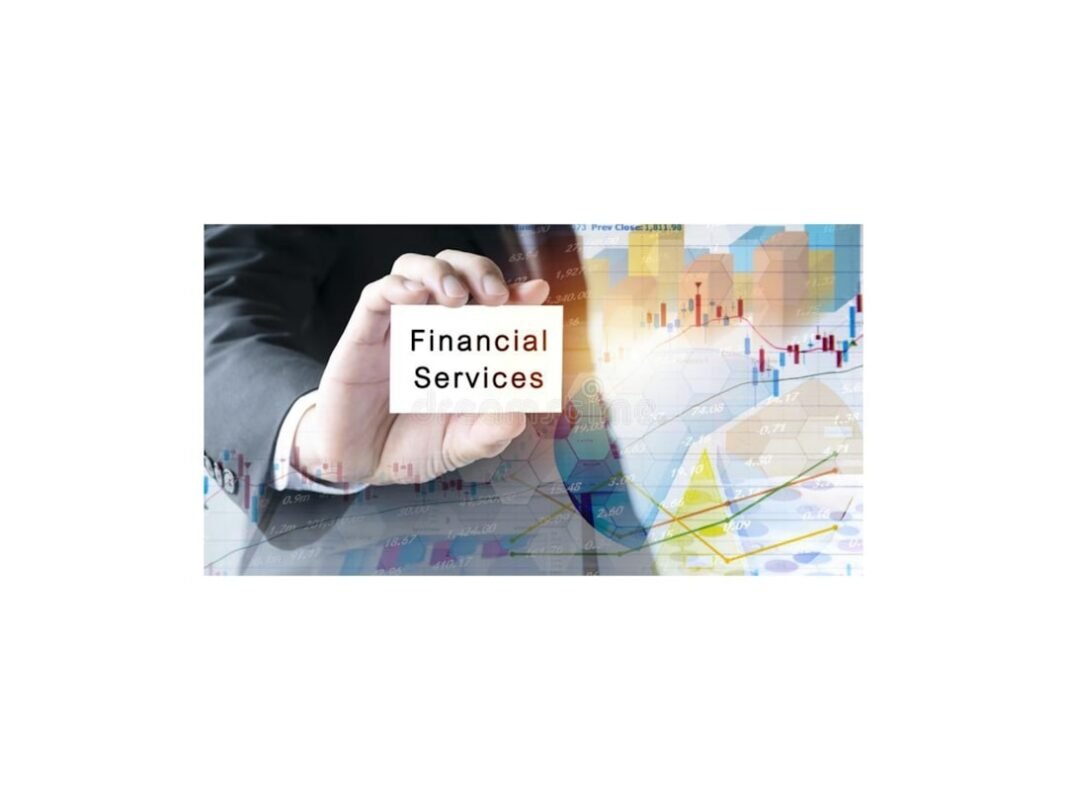 Un homme tenant un panneau indiquant des services financiers pour un guide spirituel pour problèmes d'argent.