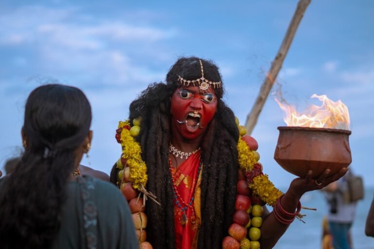 "Un homme déguisé en démon tenant un bol de nourriture lors d'un rituel pour éloigner une personne."