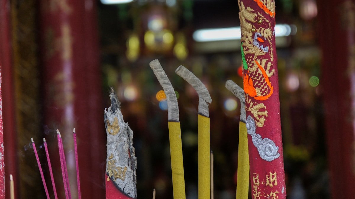 Bâtons d'encens colorés dans un temple bouddhiste.