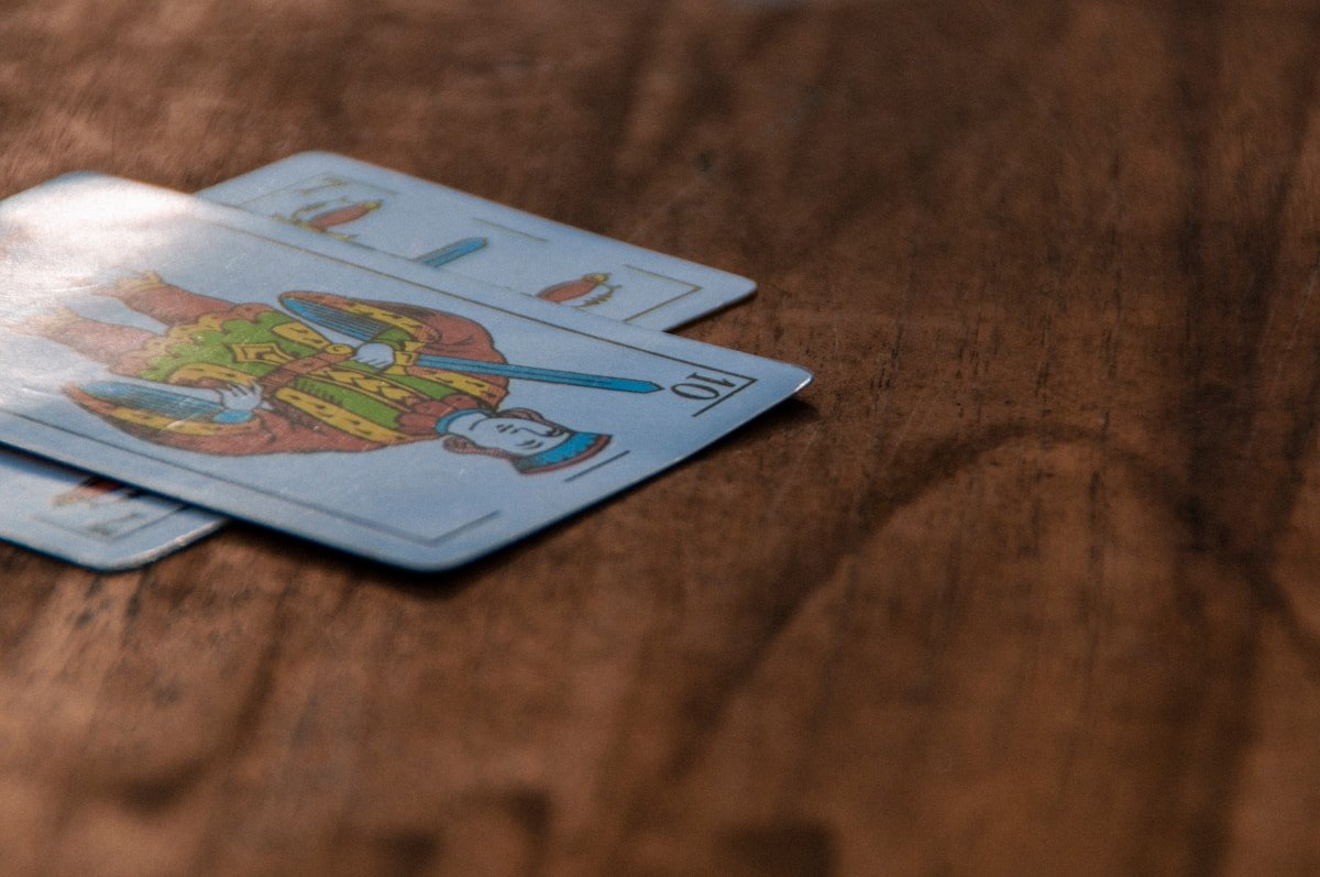 Cartes de jeu colorées sur une surface en bois.