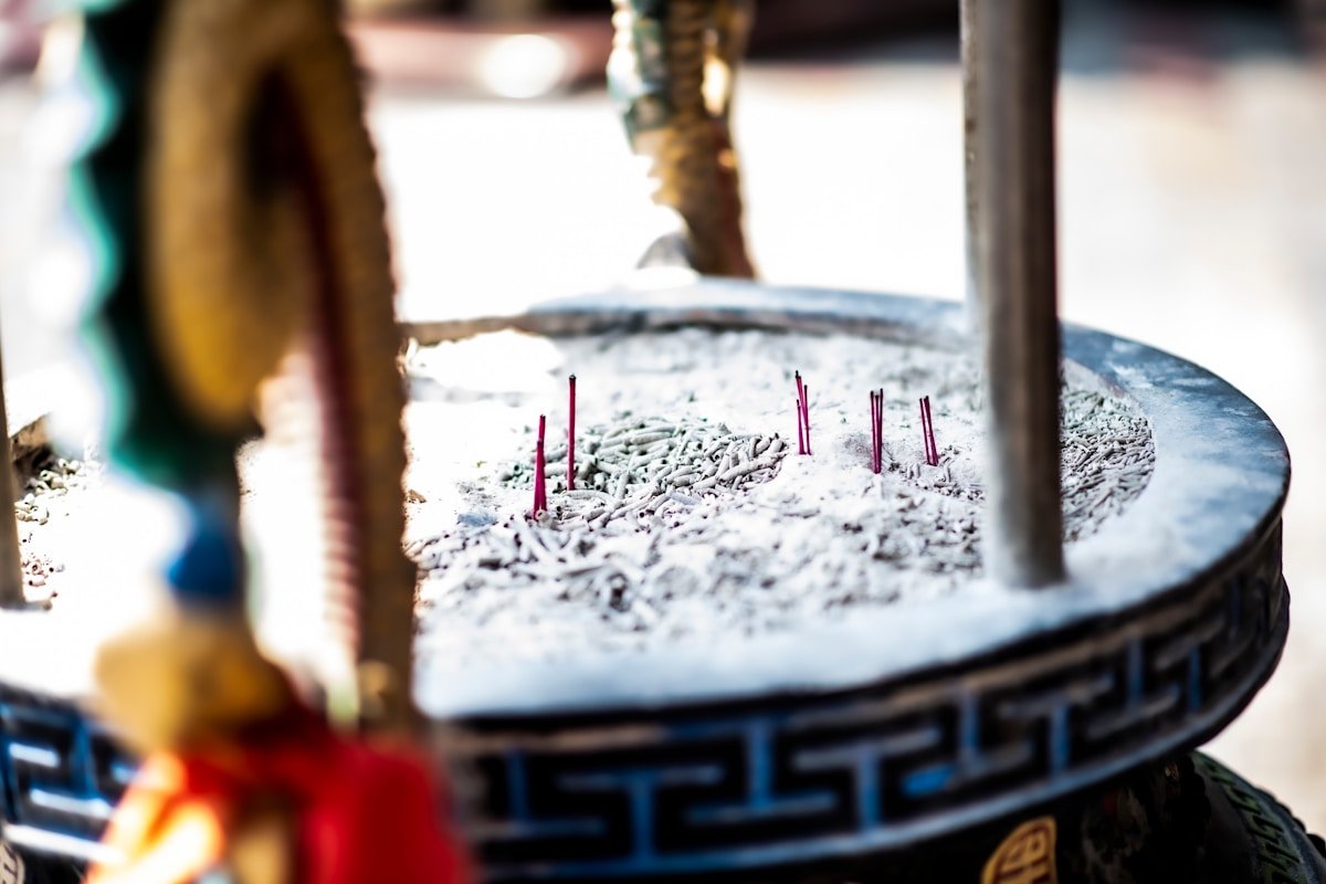 Tambour rituel avec bougies rouges dans la neige.