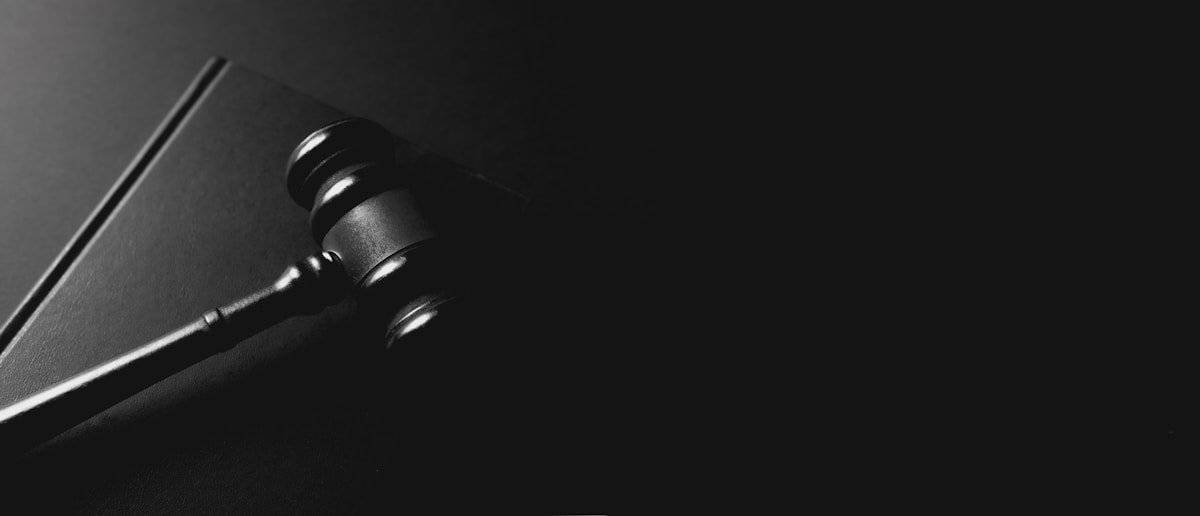 Marteau de juge en noir et blanc, symbole de la justice.