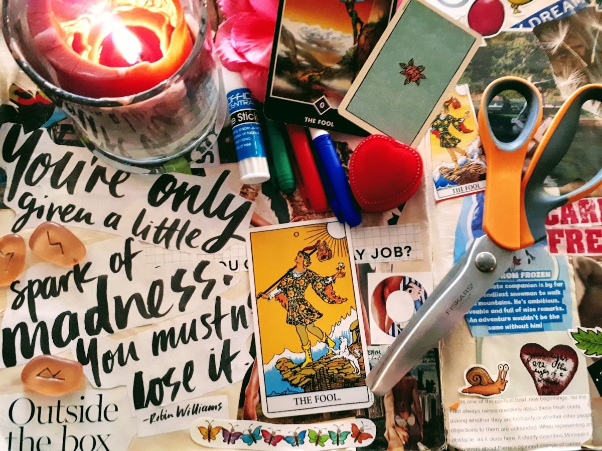 Collage coloré d'objets et de textes inspirants, reflétant la créativité et l'imagination.