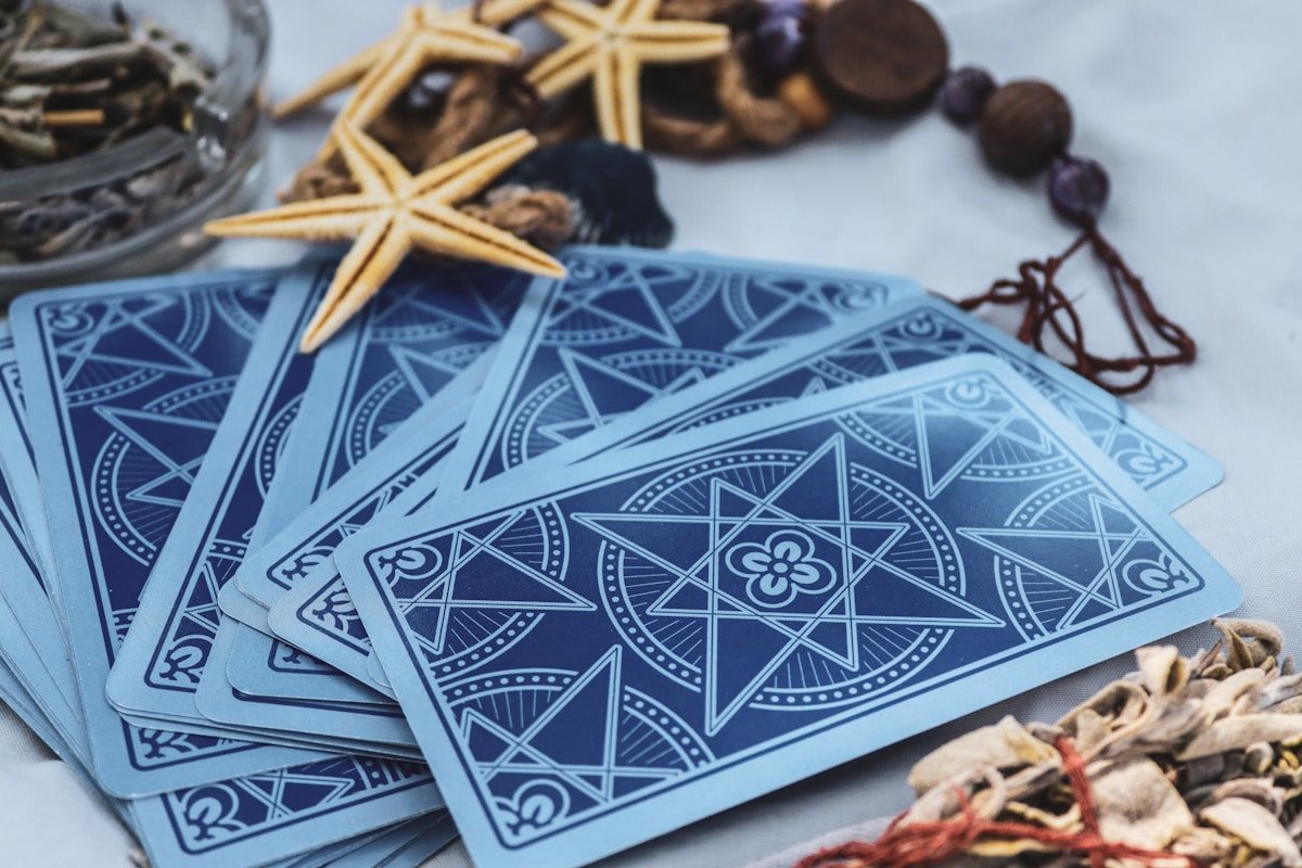 Cartes de tarot avec motifs géométriques et éléments naturels.
