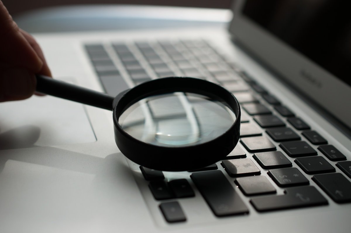 Loupe sur un clavier d'ordinateur avec des touches sombres.