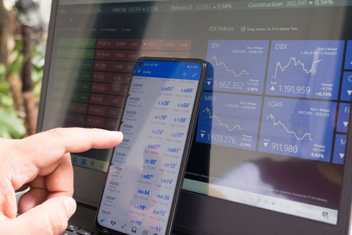 Écran d'un téléphone affichant des informations boursières et de change.
