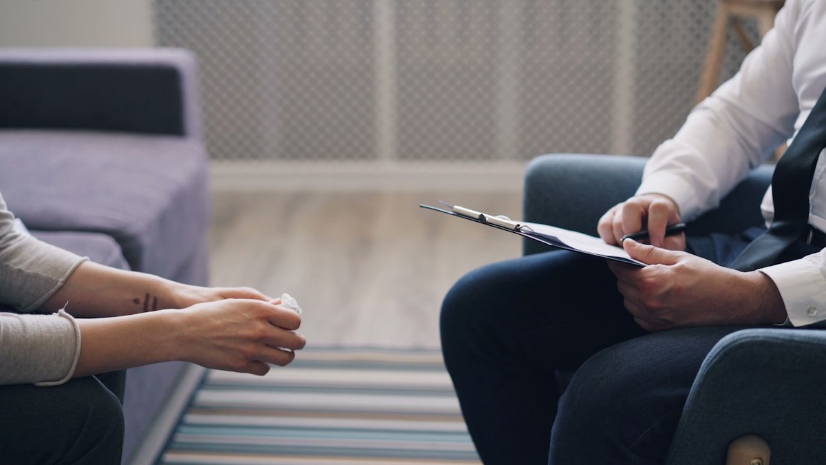 Deux personnes en discussion dans un bureau.