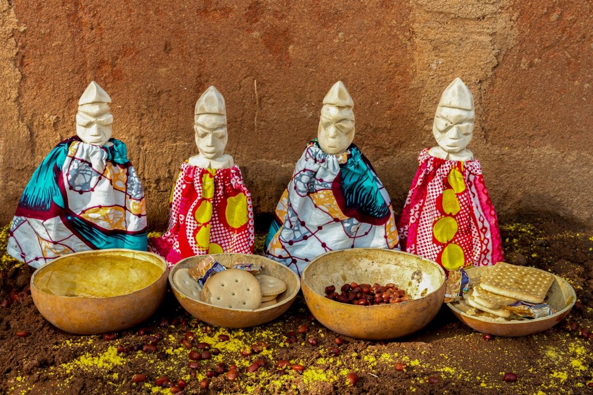 Figurines colorées de carnaval brésilien avec des aliments traditionnels.