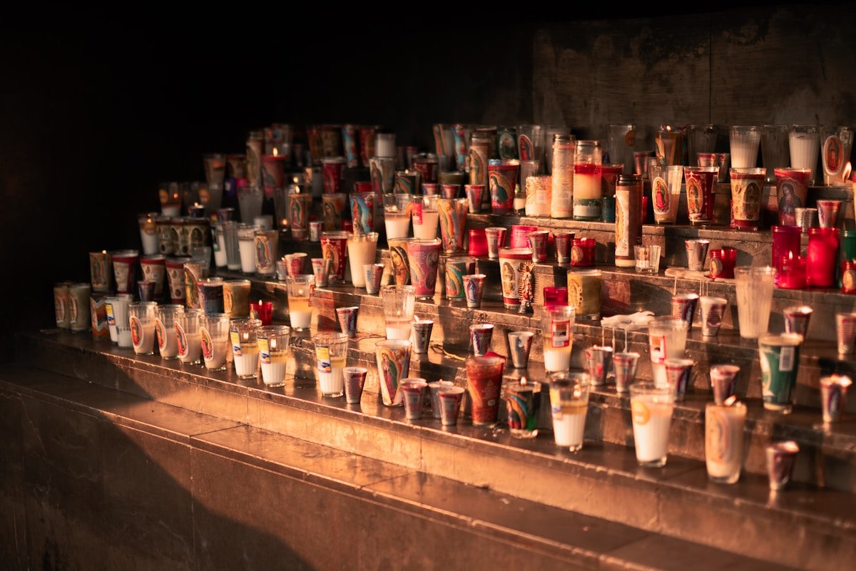 Autel de bougies votives colorées et décoratives.