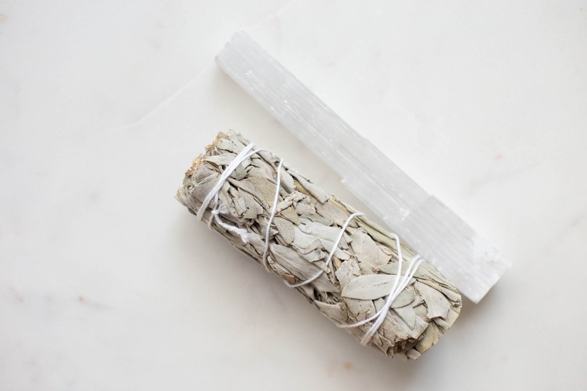 Bâton de sauge blanche enveloppé dans un sac en plastique transparent.