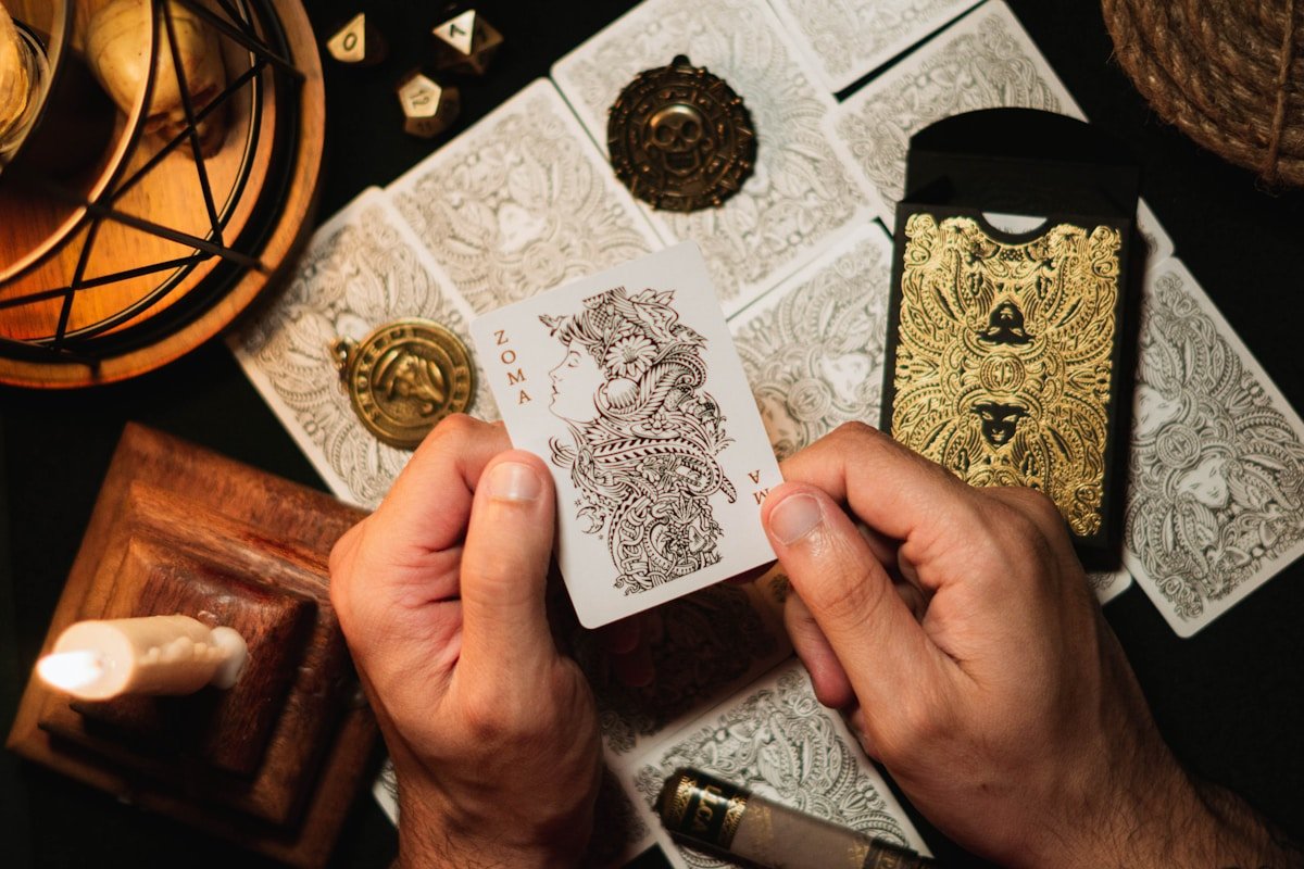 Cartes de tarot, objets ésotériques, ambiance mystique.