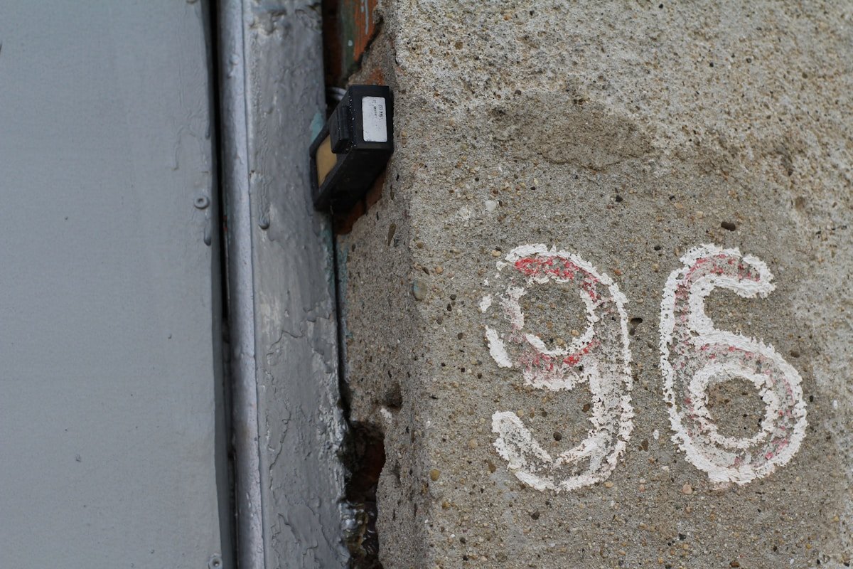 Numéro de porte 36 peint sur un mur en béton.