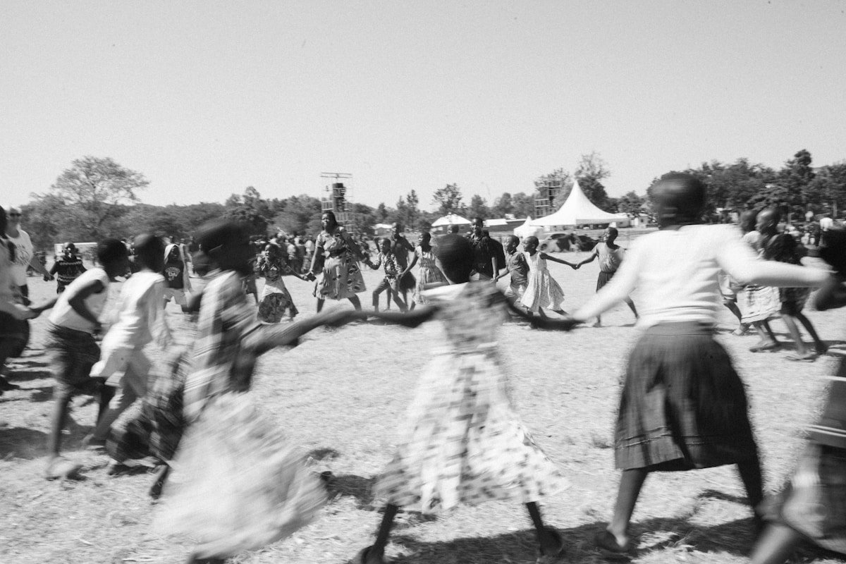 Foule en mouvement dans un festival en plein air.