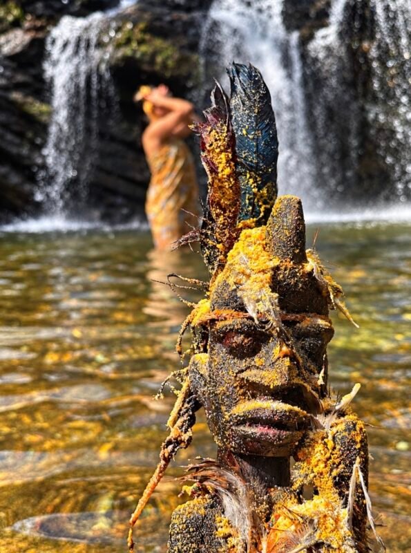 Figure sculptée près d’une cascade