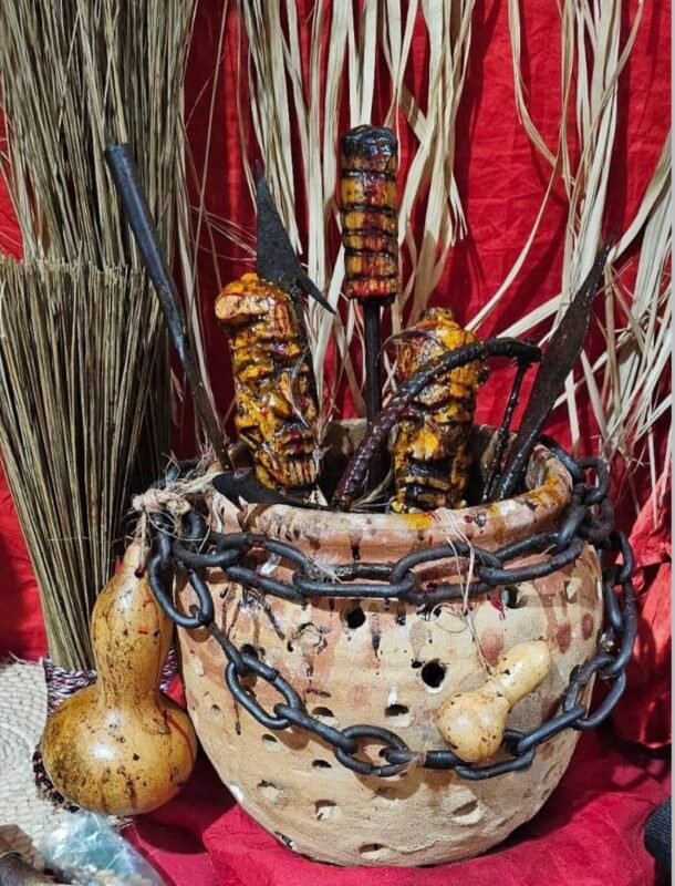 Autel paré de palmes, de chaînes et d’étoffes rouges